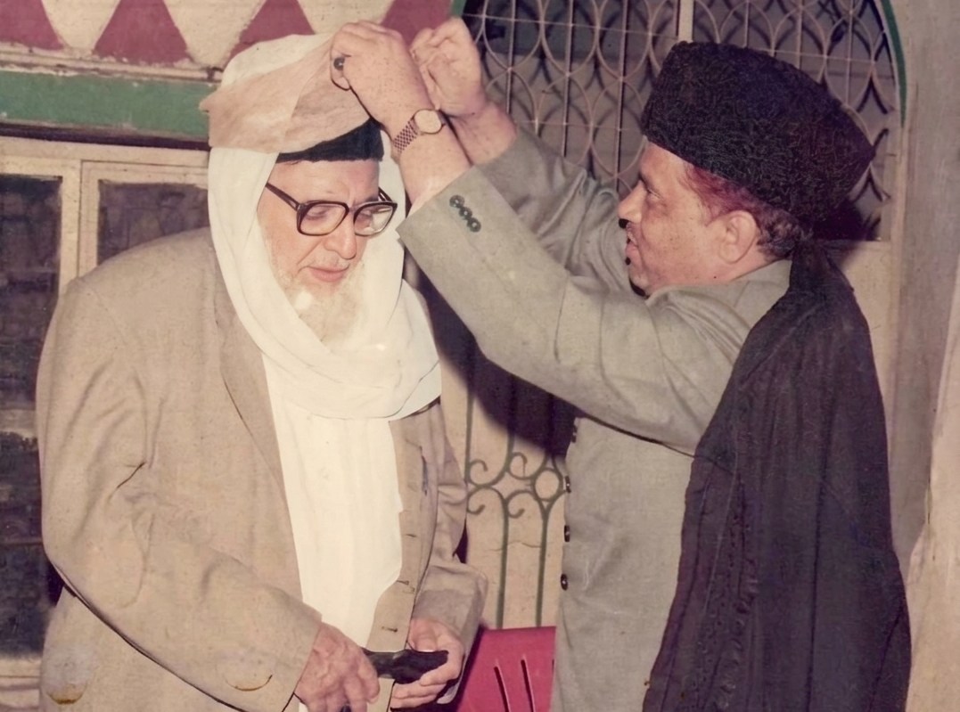 Performing Dastar Bandi for Moulana Abdul Kareem Parik, treasurer of the All India Muslim Personal Law Board