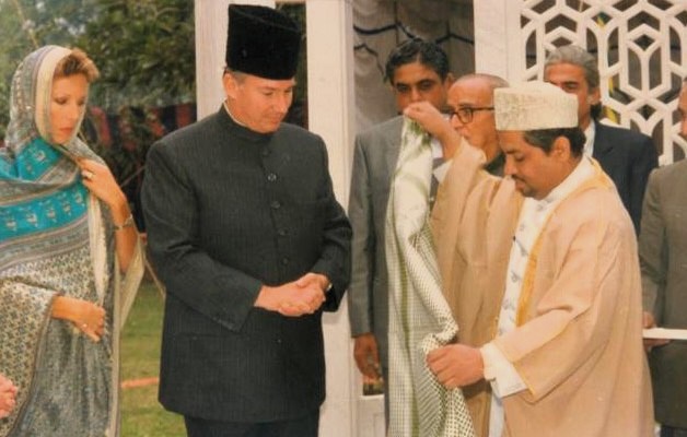 Prince Aga Khan receiving a spiritual shawl from Moulana Peer Syed Shabbir Naqshbandi