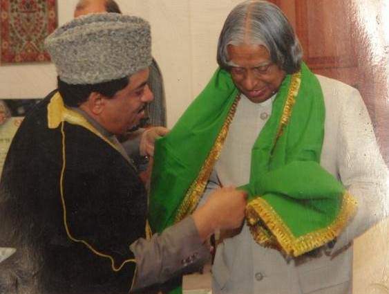 President Dr. A.P.J. Abdul Kalam receiving a spiritual gift from Moulana Peer Syed Shabbir Naqshbandi