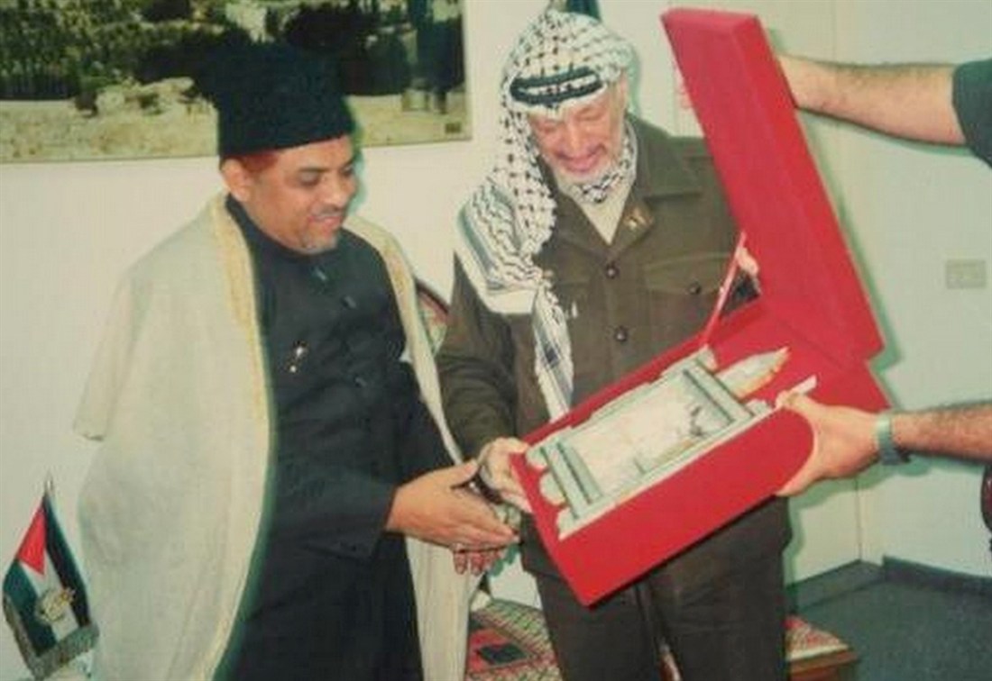 Yasser Arafat presenting a gift of a memento of Bait al-Muqadas to Moulana Peer Syed Shabbir Naqshbandi