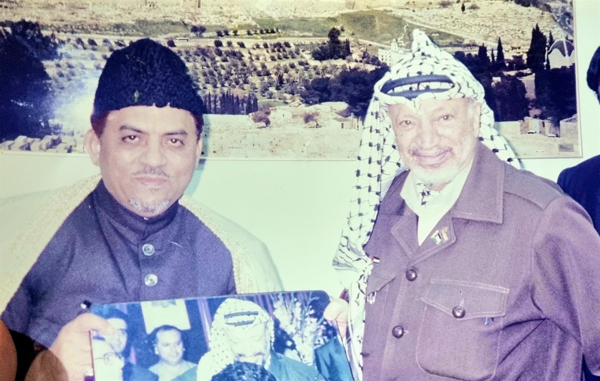With Yasser Arafat, President of Palestine, before a photograph of Jerusalem