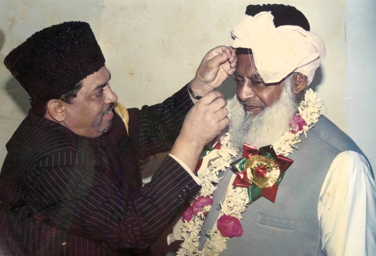 Performing Dastaar Bandi for Dr. Israr Ahmed, renowned Islamic scholar from Pakistan