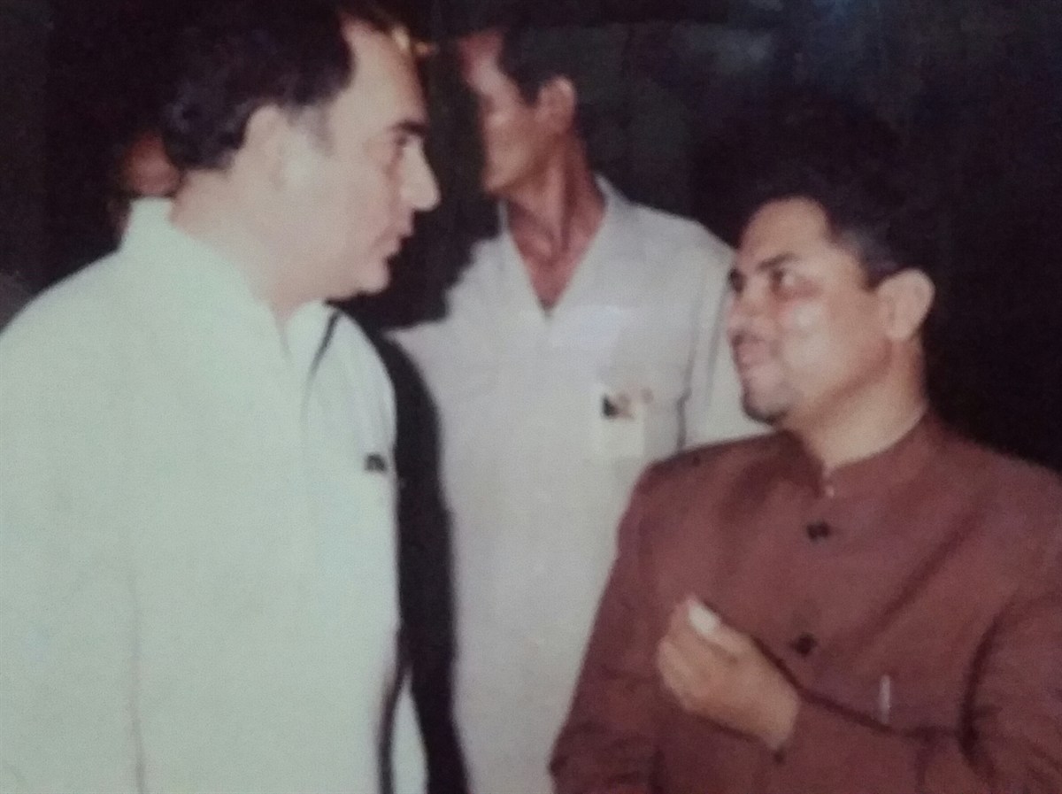 In conversation with Prime Minister Rajiv Gandhi