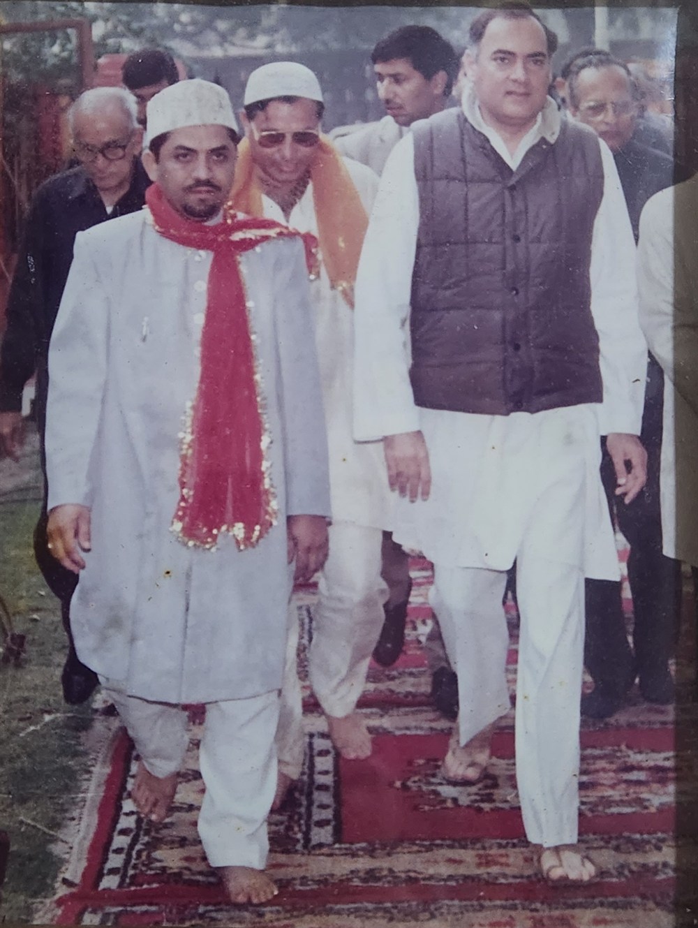 Walking alongside Prime Minister Rajiv Gandhi