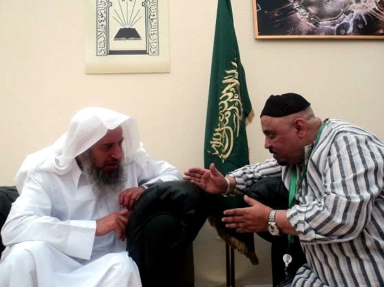 In discussion with HE Sheikh Abdul Rehman Al Fatah, Secretary to King Abdullah Bin Abdul Aziz, at Mina camp
